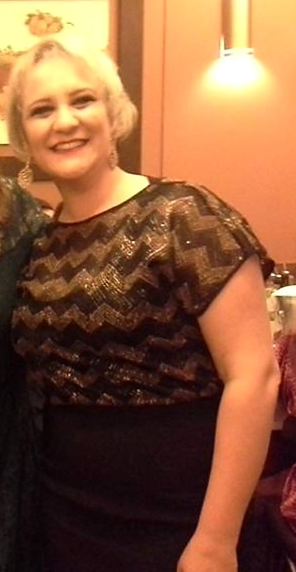 Fernanda antes de emagrecer, em uma festa