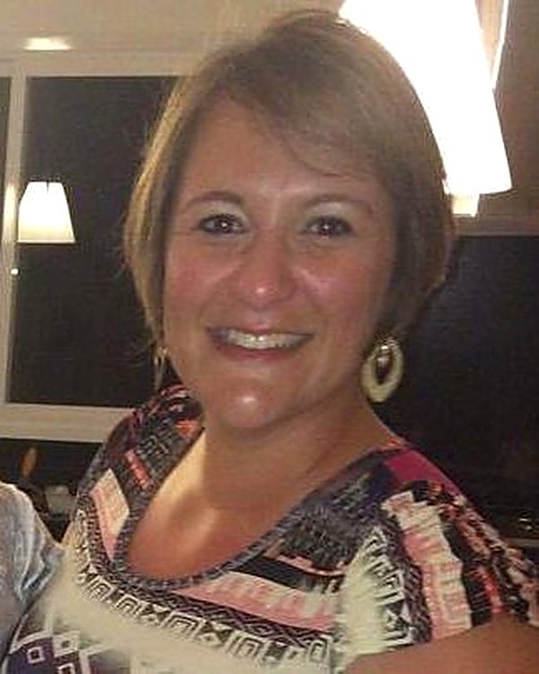 Fernanda antes de emagrecer, sorrindo em casa