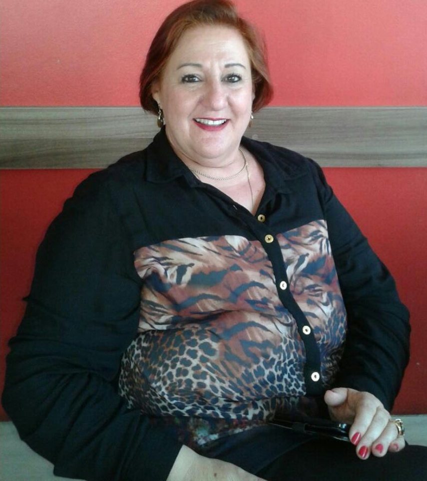 Solange antes, sentada, de camisa preta com estampa animal