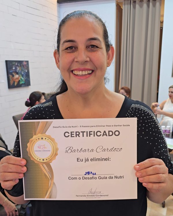 Bárbara com o certificado de 18 kg eliminados