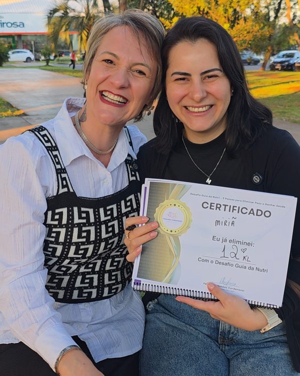 Miriã com o certificado de 12 kg eliminados, ao lado da Fernanda