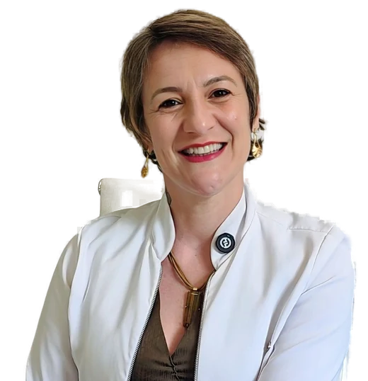 Nutri Fernanda sorrindo, de jaleco branco