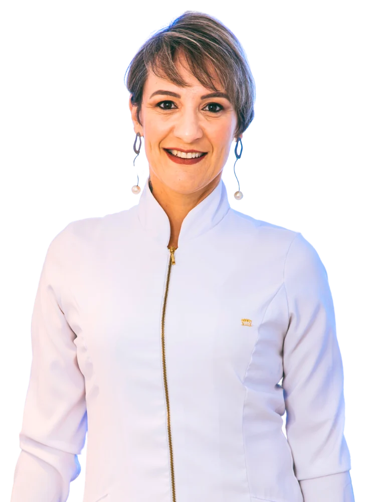 Nutricionista Fernanda Simões Cordenonsi hoje, sorrindo, de jaleco branco